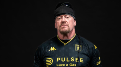 Il Genoa presenta la terza maglia con il mito del wrestling Undertaker: sale sul ring anche la mascotte del Cagliari