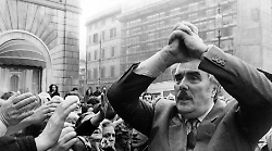 San Patrignano, la storia: dalla prima ospite di Vincenzo Muccioli alla fortezza contro la droga. Le vite salvate dall'eroina, i processi, i riconoscimenti