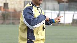 Zé Maria pronto al debutto da allenatore dell'Olbia: in rosa il figlio di Totti
