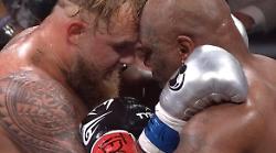Jake Paul vince e si inchina a Mike Tyson. Il racconto del match di pugilato: 8 round, giudizio unanime e Netflix down
