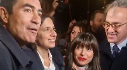 Stefania Proietti e le prime ore da presidente dell'Umbria: dall'abbraccio con Schlein e Ferdinandi al tour di piazza Italia cantando Bella ciao insieme ai leader