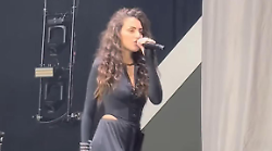Guera show prima del concerto di Pausini. Poi cita la popstar: "Vengo da Foligno, sono una contadina e mi piace cantare"