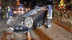 Terni, incidente nella notte. Auto finisce fuori strada e si ribalta. Attimi di paura per il conducente. Danni ingenti