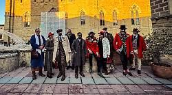 Arezzo, stile dandy per le festività di Natale: quali outfit indossare e come addobbare l'albero per farlo vintage
