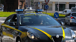 Professore di scuola media preso a spacciare cocaina, arrestato. Gli appuntamenti con i clienti presi su whatsapp
