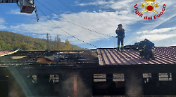 Città di Castello, incendio nell'azienda di pollame Italovo. Ordinanza del Comune: tutti i divieti 