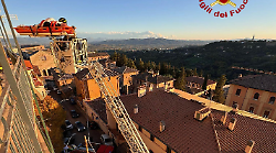 Perugia, non risponde ai familiari e viene soccorso a Monteluce con l'autoscala dai vigili del fuoco