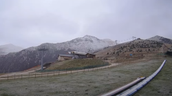 Arriva la neve sui Monti Sibillini dopo una notte con forti venti: cadono i primi fiocchi su Castelluccio di Norcia e Frontignano