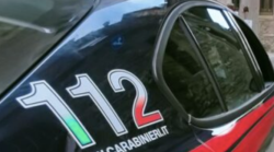 Nascondeva cocaina nell'auto: in casa trovati contanti in una scarpa. Arrestato 25enne 