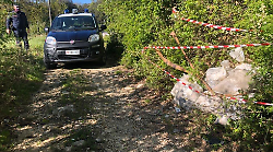 Amelia, abbandona rifiuti speciali lungo la strada. Denunciato dai carabinieri forestali l'imprenditore edile che ora rischia l'arresto 