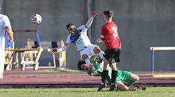 Portiere si frattura zigomo e mascella, ma resta in campo e para un rigore