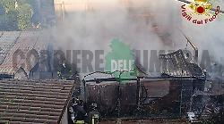 Terni, scoppia incendio in un condominio. Anziana tratta in salvo ma ci sono persone intossicate. Evacuato il palazzo