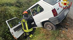 Orvieto, incidente stradale tra auto e camion: veicolo finisce fuori strada