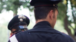 Morsi, sputi, calci e pugni ai carabinieri: coppia arrestata. Erano intervenuti per difendere la donna durante una lite in strada
