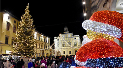 Città di Castello, tutto pronto per il Natale 2024 con la pista di pattinaggio, mercatini e concerti