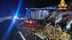 Orvieto, scontro tra due autocarri in A1, patate invadono la corsia