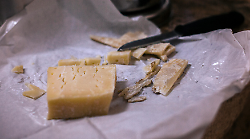 Bimba di un anno finisce in ospedale dopo aver mangiato formaggio con latte crudo. E' riuscita a superare la stessa infezione costata la vita al piccolo Elia Damonte