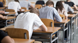 Terni, studentessa sorpresa con il cellulare alla maturità. Il Tar boccia il ricorso. La ragazza dovrà ripetere l'anno
