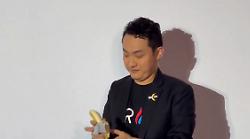 Justin Sun mangia la banana di Cattelan dopo averla pagata 6,2 milioni di dollari: ecco il video