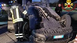Terni, auto si ribalta dopo un violento tamponamento sulla Marattana. Trasportata in ospedale la donna al volante