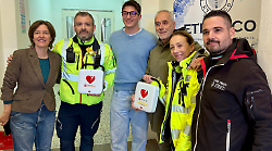 Fu salvato da un 16enne con il defibrillatore, ne dona uno alla comunità
