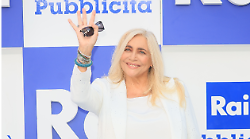 Domenica In oggi in tv domenica 1°  dicembre su Rai 1:  Andrea Bocelli e Gigi Buffon ospiti da Mara Venier