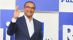Carlo Conti ospite speciale stasera in tv lunedì 10 febbraio su Rai 1 a XXI Secolo per parlare del  75° Festival di Sanremo 