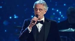 Bocelli, chi è il tenore ipovedente dalla nascita diventato cieco a 12 anni per una pallonata. I 30 anni di carriera e due matrimoni