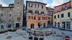 Narni, negozi sfitti riaprono con gli artigiani per le festività di Natale in piazza Garibaldi
