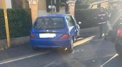 Foligno, scontro in via Pietro Gori: con l'auto sfonda un cancello