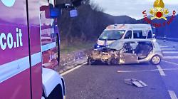 Terni, incidente stradale sulla Flaminia al bivio per Strettura: schianto tra auto e furgone. Una ferita