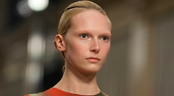 Chi è Alex Consani, la prima donna transgender a vincere il premio modella dell'anno: dalla transizione a 12 anni al successo nella moda