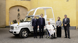 Papa Francesco viaggerà in elettrico: il nuovo modello Mercedes-Benz della Papamobile. La storia dei veicoli del pontefice