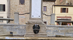 Due under 14 e un altro minorenne responsabili dell'imbrattamento della storica fontana: scoperti con telecamere e indagini