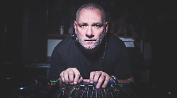 Dj Ralf si racconta: "Non smetterò mai di farvi ballare". Gli inizi, il nome, il Bellaciao fino al rapporto con i vip e l'Umbria 