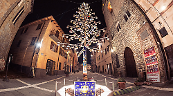Deruta, sta per tornare l'albero di Natale in ceramica più grande del mondo: Anna Falchi e Cristiana Pedersoli madrine dell'evento