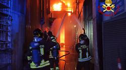 Incendio nell'ex Fonderie Tacconi di Assisi, fiamme spente nella notte. La sindaca Proietti: "Un grazie speciale ai vigili del fuoco"