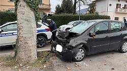 Foligno, con l'auto si schianta contro un albero:  muore donna di 76 anni