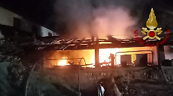 A fuoco capanna con pannelli fotovoltaici sul tetto, in fiamme anche un'auto