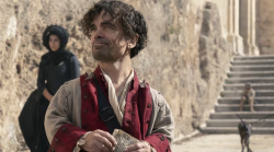 Cyrano, il film di stasera su Rai 1: la trama, il cast, gli attori. La regia è di Joe Wright il protagonista Peter Dinklage