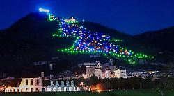 L'albero di Natale più grande del mondo illumina Gubbio: la prima volta, le caratteristiche tecniche e il Guinness dei primati