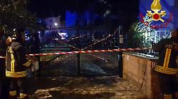Castel Viscardo, fiamme nella notte in una casa. Mamma e bambino salvati dai vigili del fuoco. Evacuata la palazzina dichiarata inagibile