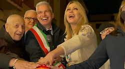Deruta, Anna Falchi ha acceso l'Albero di Natale in ceramica più grande del mondo 