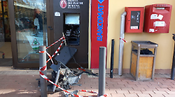 Gualdo Tadino, fanno esplodere il bancomat e poi scappano: caccia ai malviventi 