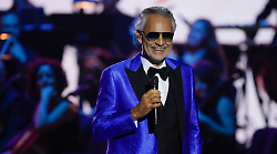  Andrea Bocelli 30 The Celebration stasera in tv mercoledì 11 su Canale 5: l'evento dedicato al tenore italiano è condotto da Michelle Hunziker