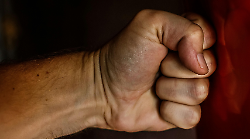 Ubriaco insulta, minaccia e poi aggredisce il titolare di un locale: scatta il Daspo Willy per il 58enne