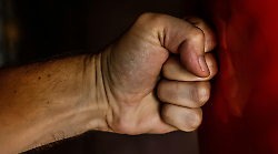 Minaccia e aggredisce il compagno della madre costringendolo a dargli dei soldi: arrestato 21enne