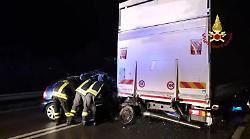 Muore nell'auto contro camion fermo al semaforo: perugino deceduto sul colpo a Cantiano