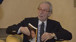 Vittorio Feltri e il tumore al seno: come l'ha scoperto e l'intervento chirurgico. La complessa battaglia con il cancro e la voglia di continuare a lavorare