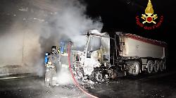 Nocera Umbra, camion in fiamme dentro la galleria: strada chiusa al traffico